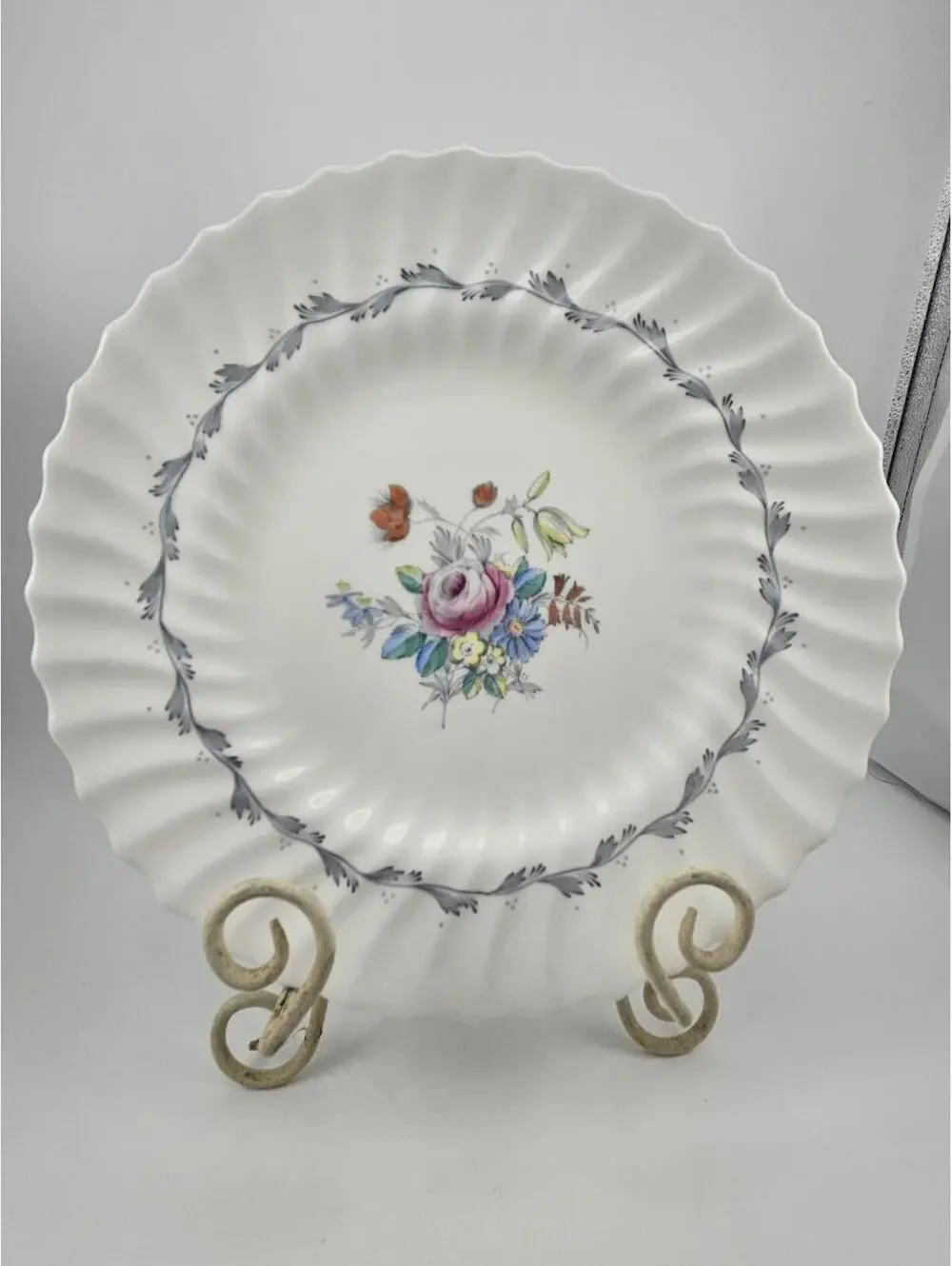 Royal Doulton The Chelsea Rose H4801 Bone China 10.5